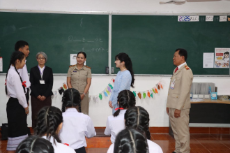  Japan’s Princess Aiko Visits Vientiane Secondary School
